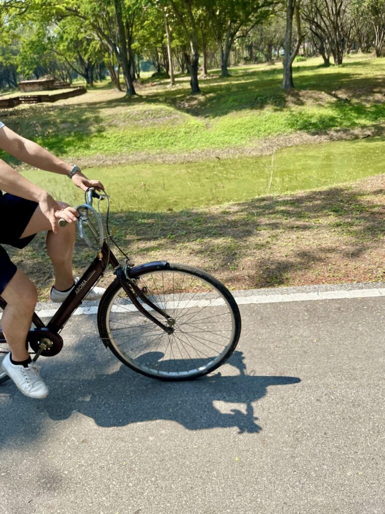 スコータイ歴史公園での自転車観光、静かな自然と歴史を感じる旅